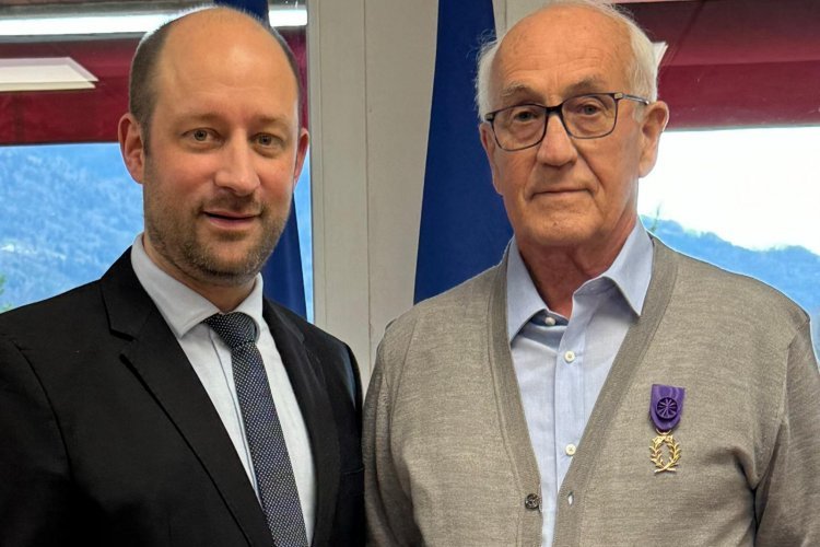Loïc HERVÉ remet les insignes d’officier des palmes académiques à Jacques LAGRANGE
